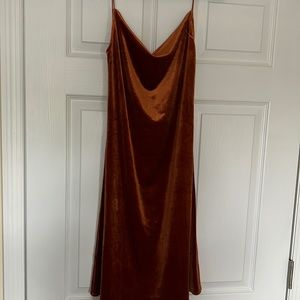 Beautiful dress that’s never been worn ! Size medium.
